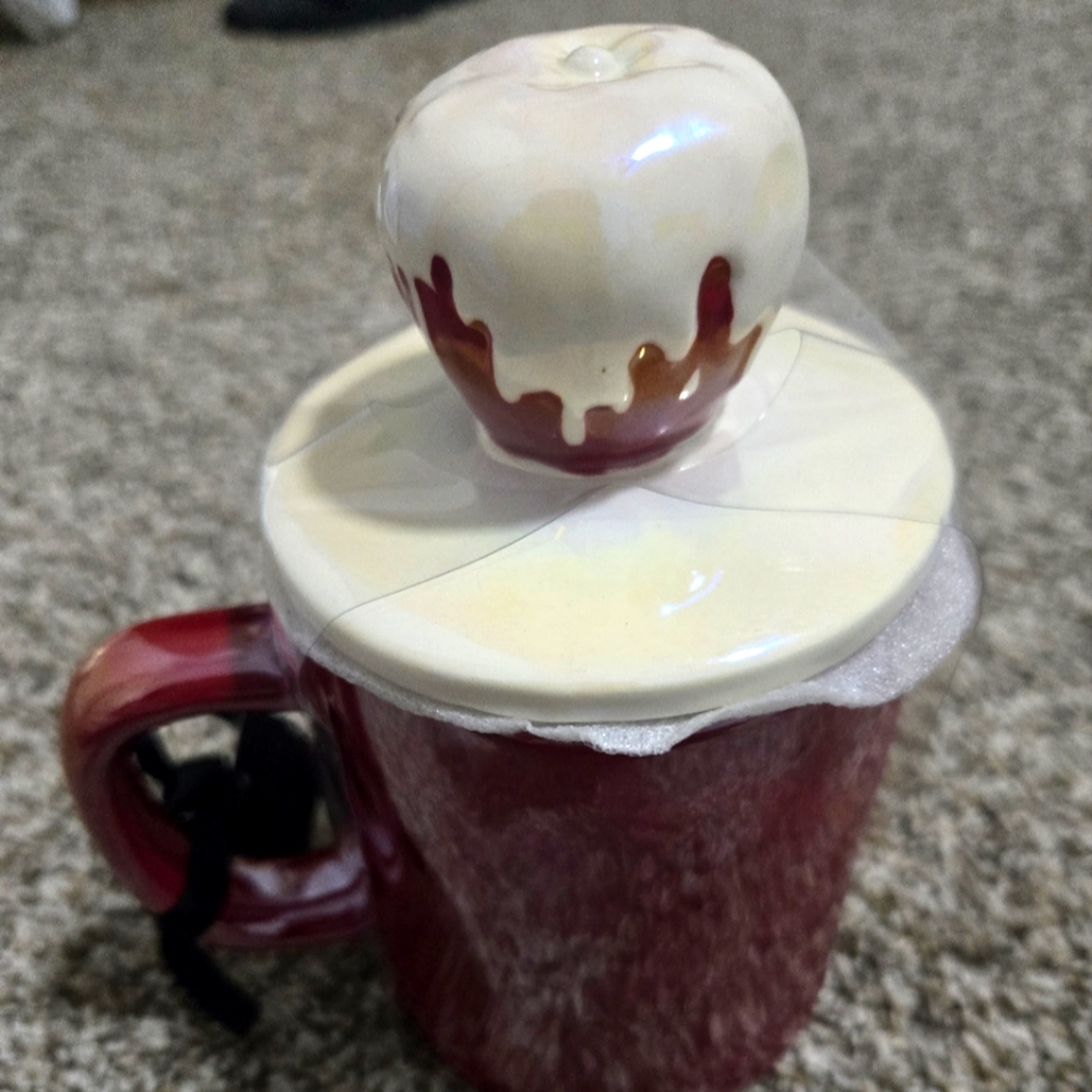 Snow White Skull Mug with Lid - Picture 2 of 3